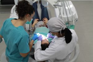 Clínica Dental Eliana Moncada con un paciente